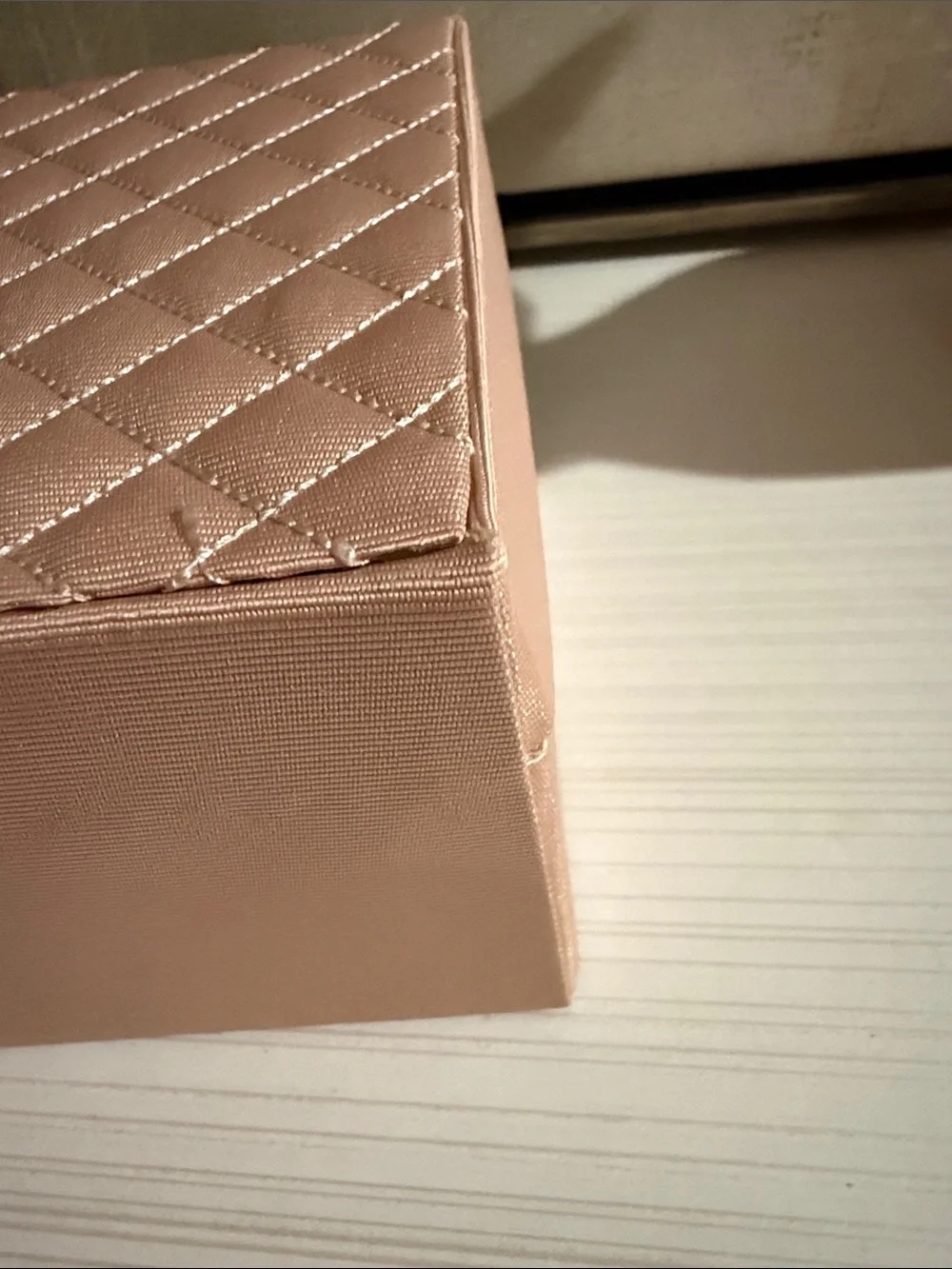 Gucci Beauty pink jewelry and makeup vanity case with a floral-lined interior. - Picture 12 of 15